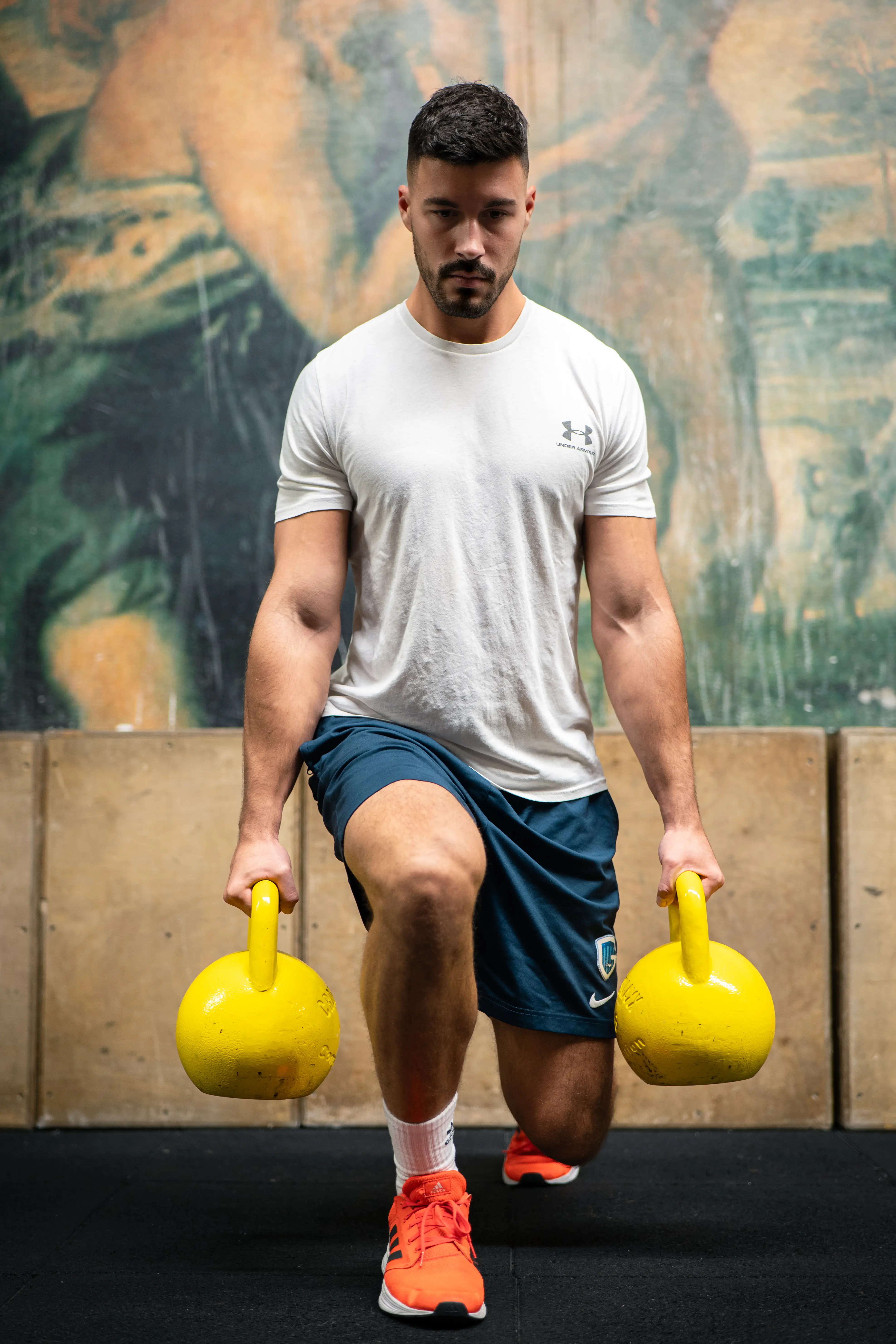 Personal Trainer performing kettlebell walking lunge in a Zagreb gym — fitness photography portfolio.